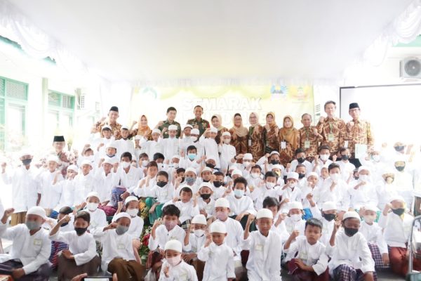 MEMPERINGATI MAULUD NABI MUHAMMAD SAW, DENKESYAH 04.04.04 MENGADAKAN SUNATAN MASSAL DI SURAKARTA