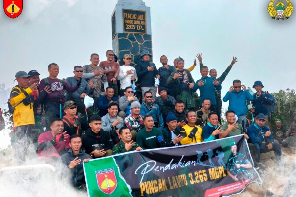 PANGDAM IV/DIP MENDAKI PUNCAK LAWU 3265 MDPL